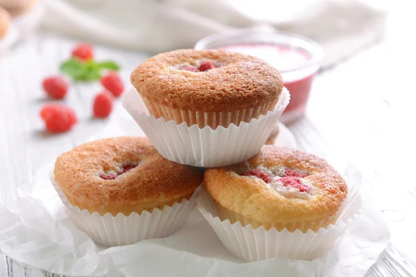 Delicious cupcakes with berries on table close up — Stock Photo, Image