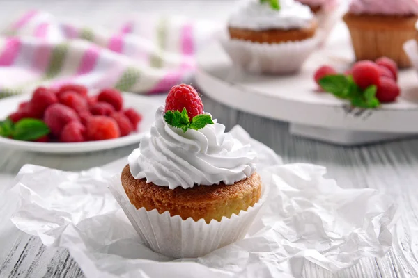 Delicioso cupcake con bayas en la mesa de cerca —  Fotos de Stock