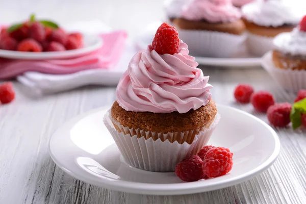Läckra cupcake med bär på bordet på nära håll — Stockfoto