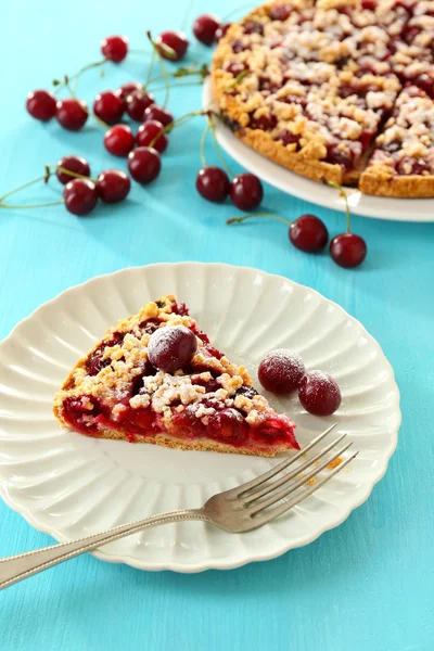 Smakelijk zelfgemaakte taart met kersen op tafel close-up — Stockfoto