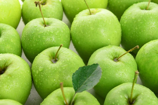 Спелые зеленые яблоки близко — стоковое фото
