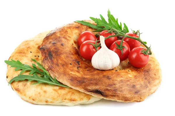 Pain Pita et légumes isolés sur blanc — Photo