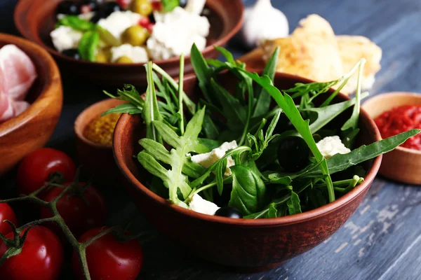 Ingredientes de la cocina mediterránea, sobre fondo de madera — Foto de Stock