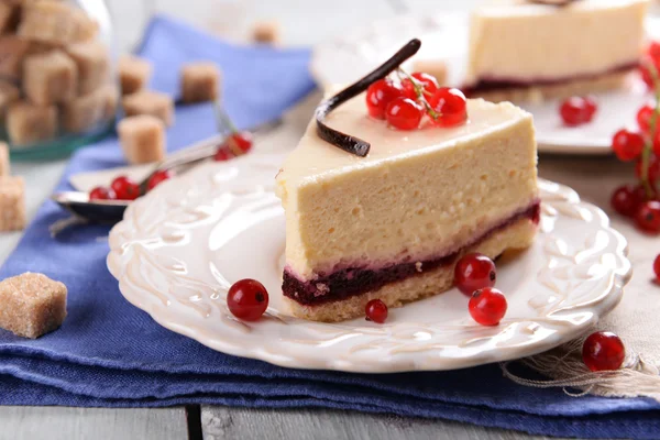 Smakelijke cheesecake met bessen op tafel close-up — Stockfoto