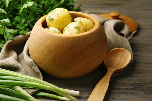Gekookte aardappelen met dille in pot op tafel close-up — Stockfoto