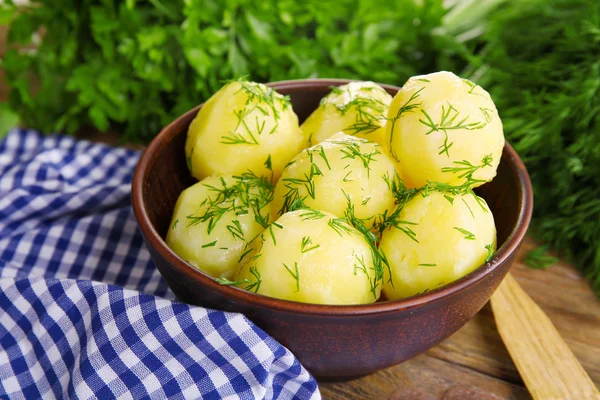 Gekochte Kartoffeln mit Gemüse in Schüssel auf dem Tisch in Großaufnahme — Stockfoto