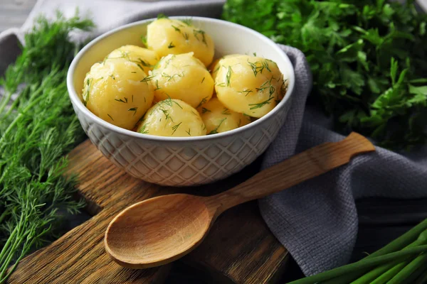 Ziemniaki gotowane z zielonych w misce na stole z bliska — Zdjęcie stockowe