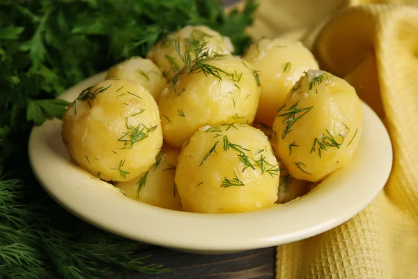 Kokt potatis med greener i skål på bordet på nära håll — Stockfoto