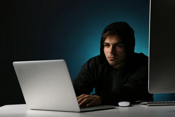 Hacker anonimo con computer — Foto Stock