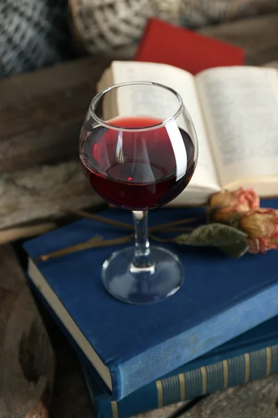 Hermosa composición con copa de vino con libros antiguos en la mesa de cerca —  Fotos de Stock