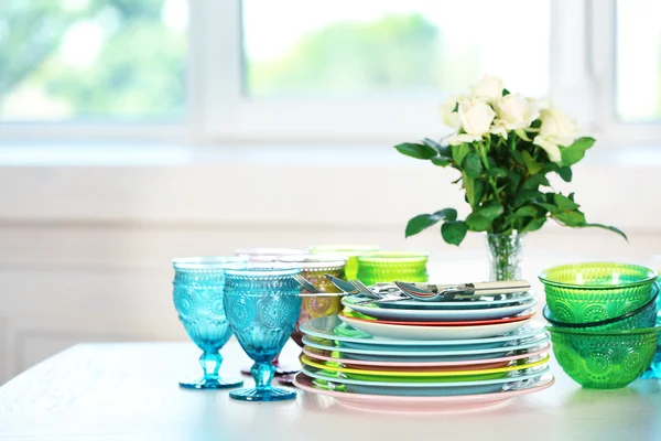 Platos, vasos y cubiertos limpios — Foto de Stock