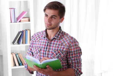 Kitaplı genç adam. 