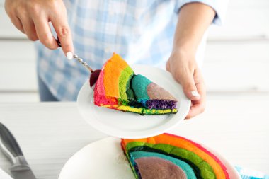 Kadın kesme gökkuşağı kek