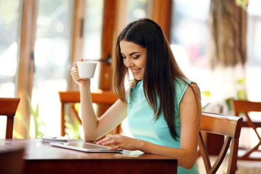 Dijital tabletli kadın