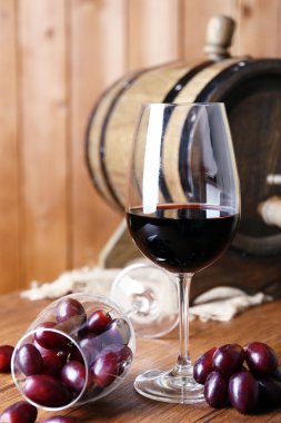 Şarap ve üzüm ahşap masa üzerinde güzel natürmort