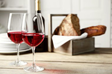 Şarap ve ekmek açık renkli natürmort