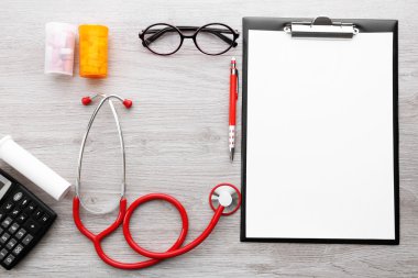 Pano ve ahşap masa hapları ile sağlık stetoskop yakın çekim