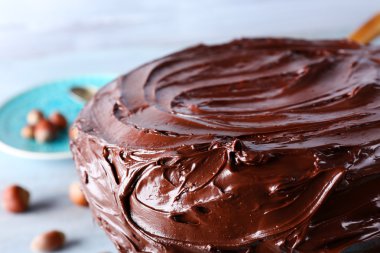 tablo üzerinde fındık ile lezzetli çikolatalı kek