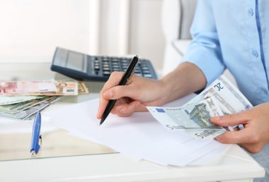 Muhasebe kavram. Finans raporu hesap makinesi ile analiz