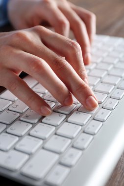 Klavyede yazarak eller yakın çekim