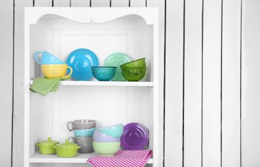 Temiz bardak, tabak ve çatal bıçak takımı Mutfak dolabında raf