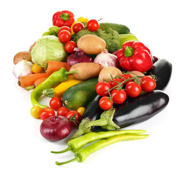 Heap av färska grönsaker isolerade på vitt — Stockfoto