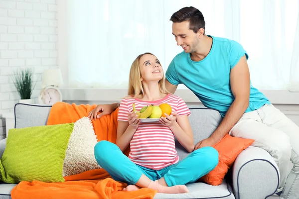 Jonge zwangere vrouw met echtgenoot — Stockfoto