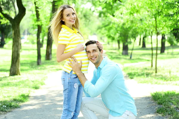 Junge schwangere Frau mit Ehemann — Stockfoto