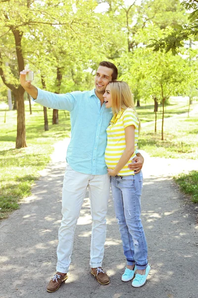 Giovane donna incinta con marito — Foto Stock