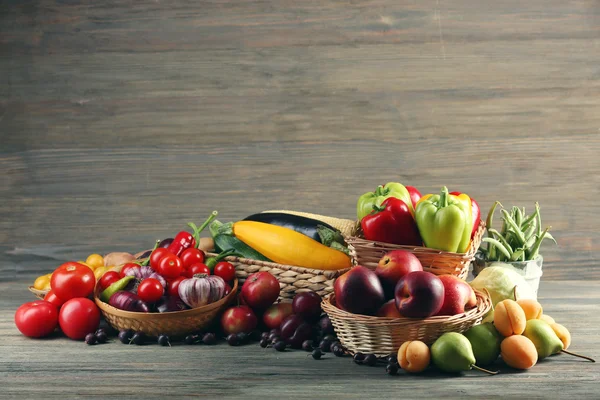 Heap of fresh fruits and vegetables — Stock Photo, Image