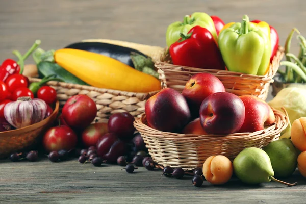 Tas de fruits et légumes frais — Photo