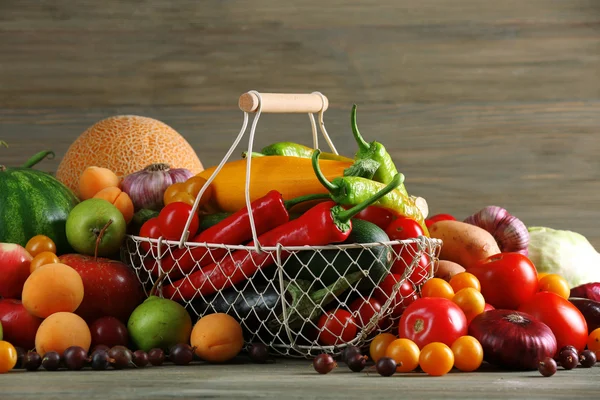 堆的新鲜水果和蔬菜 — 图库照片