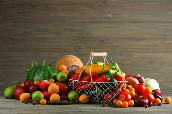 堆的新鲜水果和蔬菜 — 图库照片