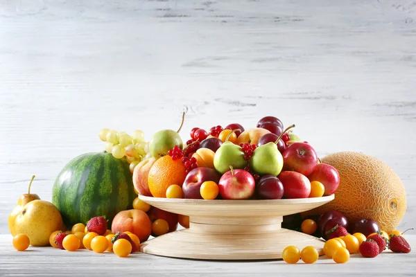 Montón de frutas y bayas frescas — Foto de Stock
