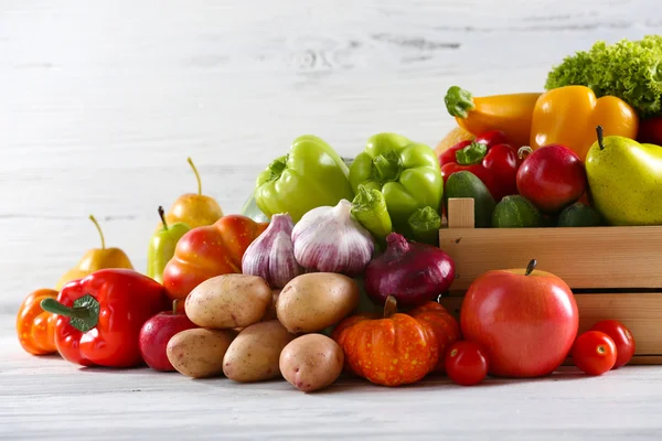 Högen av färsk frukt och grönsaker — Stockfoto