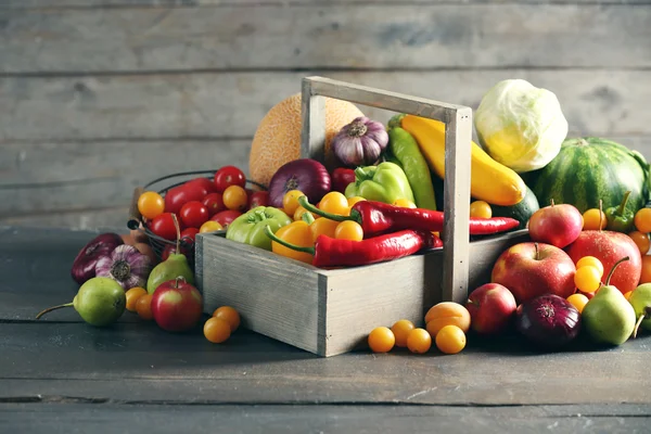 Högen av färsk frukt och grönsaker — Stockfoto