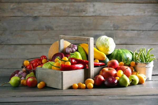 Högen av färsk frukt och grönsaker — Stockfoto