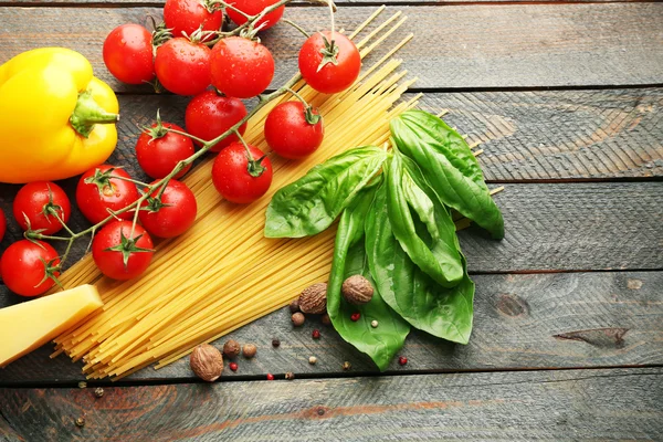 Makarna spagetti domates ile — Stok fotoğraf
