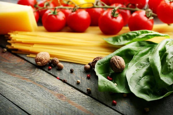 Nudelspaghetti mit Tomaten — Stockfoto