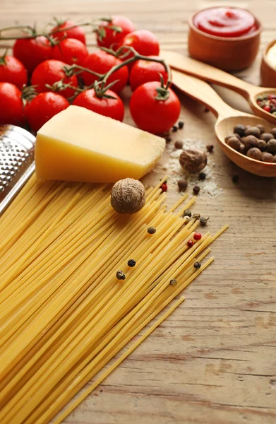 Makarna spagetti domates ile — Stok fotoğraf
