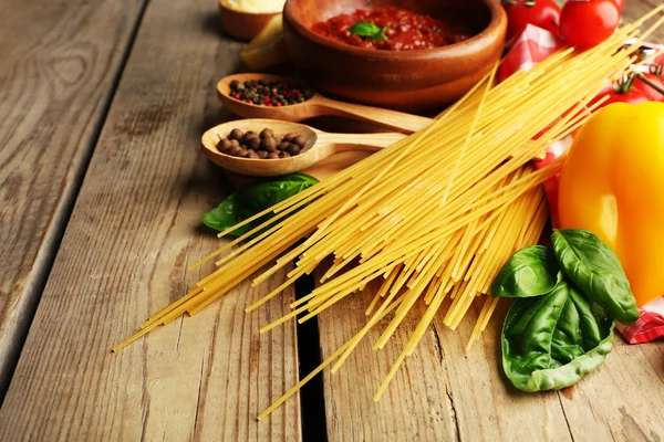 Pasta spaghetti med tomater — Stockfoto