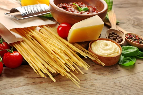 Spaghetti di pasta con pomodori — Foto Stock