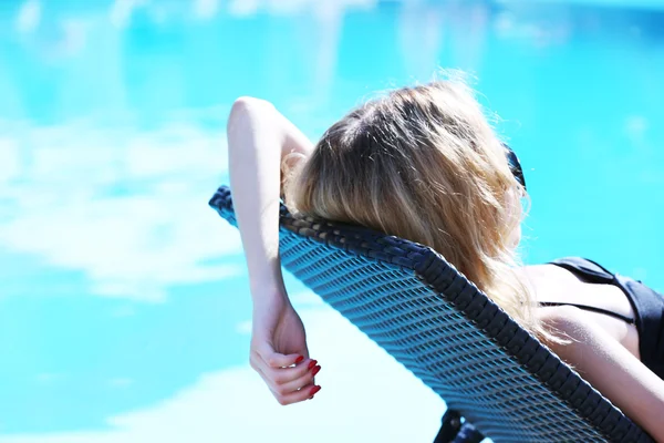 Vrouw rustend op de zonnebank — Stockfoto