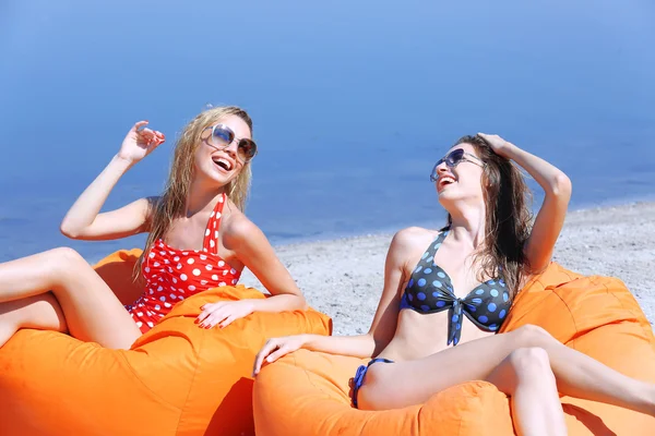 Chicas jóvenes disfrutando en la playa —  Fotos de Stock