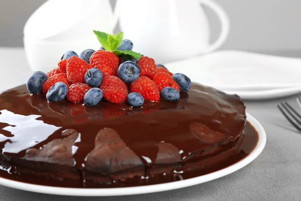 Bolo de chocolate delicioso com bagas de verão — Fotografia de Stock