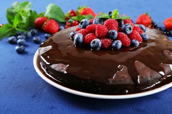Köstlicher Schokoladenkuchen mit Sommerbeeren — Stockfoto