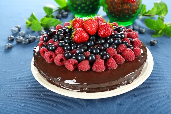 Bolo de chocolate delicioso com bagas de verão — Fotografia de Stock