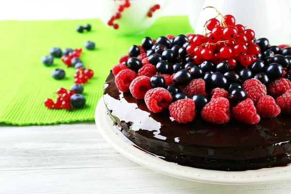 Delicioso pastel de chocolate con bayas de verano — Foto de Stock
