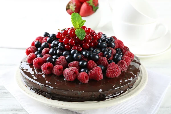 Finom csokoládé torta bogyók nyári — Stock Fotó