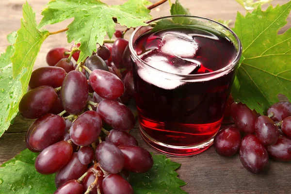 Стакан виноградного сока — стоковое фото